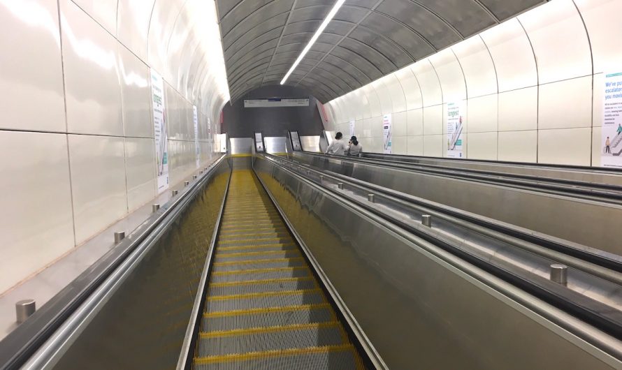 グランビル駅の、メトロバンクーバーで一番長いエスカレーター
